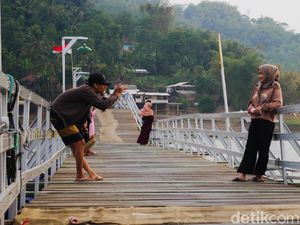 Potret Jembatan Bucin, Spot Foto Hits di Bandung Barat