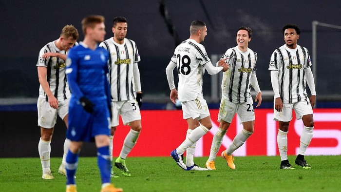 TURIN, ITALY - DECEMBER 02: Federico Chiesa (2R) of Juventus celebrates with team mate Merih Demiral (C) after scoring their sides first goal during the UEFA Champions League Group G stage match between Juventus and Dynamo Kyiv at Allianz Stadium on December 02, 2020 in Turin, Italy. Sporting stadiums around Italy remain under strict restrictions due to the Coronavirus Pandemic as Government social distancing laws prohibit fans inside venues resulting in games being played behind closed doors. (Photo by Valerio Pennicino/Getty Images)