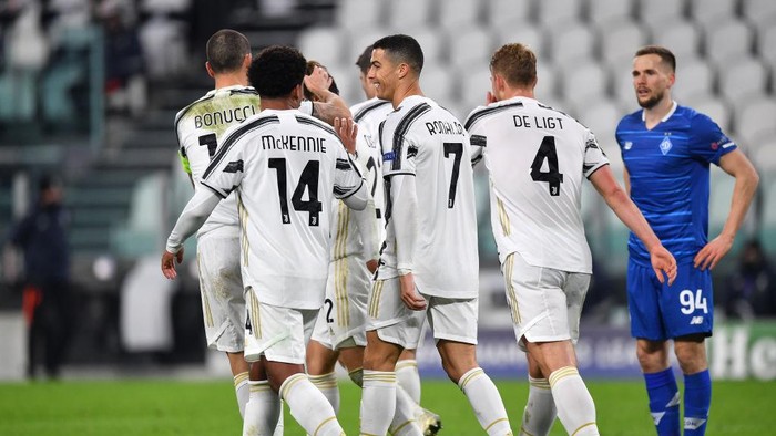 TURIN, ITALY - DECEMBER 02: Cristiano Ronaldo of Juventus celebrates with team mates Matthijs De Ligt, Weston McKennie and Leonardo Bonucci of Juventus after scoring their sides second goal during the UEFA Champions League Group G stage match between Juventus and Dynamo Kyiv at Allianz Stadium on December 02, 2020 in Turin, Italy. Sporting stadiums around Italy remain under strict restrictions due to the Coronavirus Pandemic as Government social distancing laws prohibit fans inside venues resulting in games being played behind closed doors. (Photo by Valerio Pennicino/Getty Images)