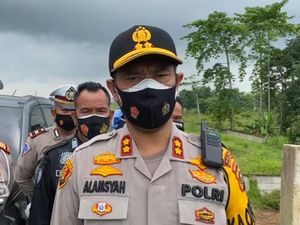 Viral Mobil Dilempar Batu di Tol Palembang-Kayu Agung, Polisi Turun Tangan Viral Mobil Dilempar Batu di Tol Palembang-Kayu Agung, Polisi Turun Tangan