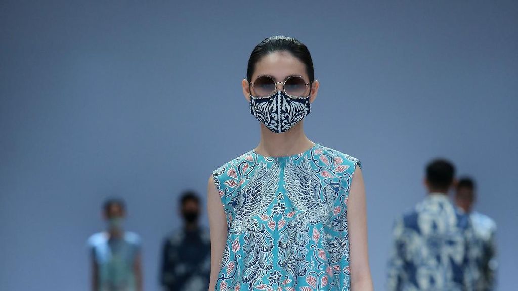10 Koleksi Batik Kasual Iwan Tirta yang Dirilis di Jakarta Fashion Week 2021