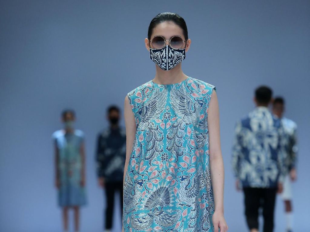 10 Koleksi Batik Kasual Iwan Tirta yang Dirilis di Jakarta Fashion Week 2021