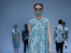 10 Koleksi Batik Kasual Iwan Tirta yang Dirilis di Jakarta Fashion Week 2021 10 Koleksi Batik Kasual Iwan Tirta yang Dirilis di Jakarta Fashion Week 2021