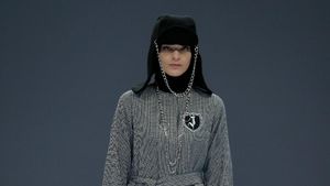 10 Koleksi Busana Jenahara yang Serba Monokrom di Jakarta Fashion Week 2021