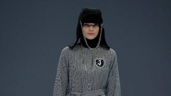 10 Koleksi Busana Jenahara yang Serba Monokrom di Jakarta Fashion Week 2021