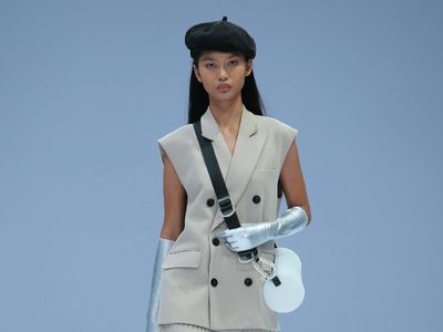 10 Inspirasi Baju Kerja dari Koleksi Rani Hatta di Jakarta Fashion Week 2021