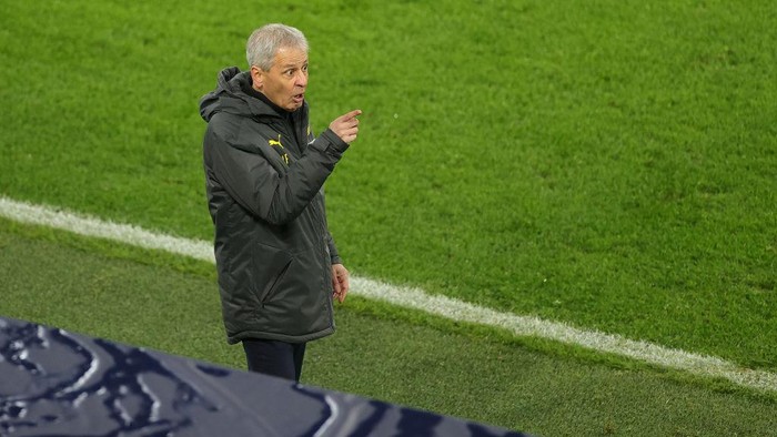 DORTMUND, GERMANY - DECEMBER 02: Lucien Favre, Manager of Borussia Dortmund looks on  during the UEFA Champions League Group F stage match between Borussia Dortmund and SS Lazio at Signal Iduna Park on December 02, 2020 in Dortmund, Germany. Sporting stadiums around Germany remain under strict restrictions due to the Coronavirus Pandemic as Government social distancing laws prohibit fans inside venues resulting in games being played behind closed doors. (Photo by Friedemann Vogel - Pool/Getty Images)