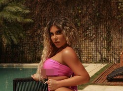 Astaga, Model Seksi Ini Minta Pemotretannya Diberkati Paus Fransiskus