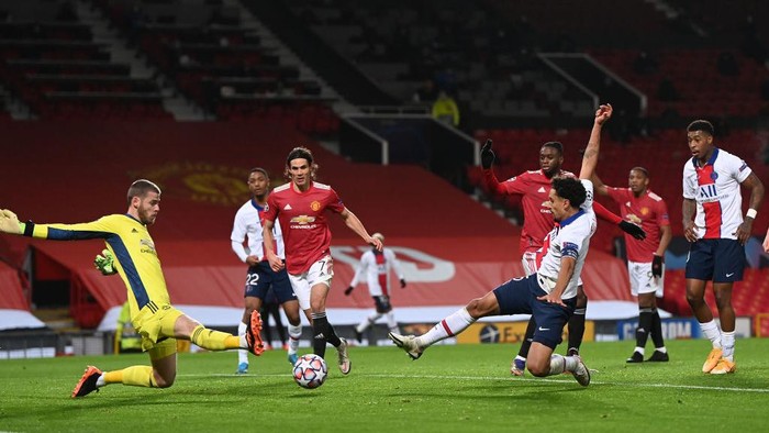 MANCHESTER, ENGLAND - DECEMBER 02: Marquinhos of Paris Saint-Germain scores their sides second goal past David De Gea of Manchester United during the UEFA Champions League Group H stage match between Manchester United and Paris Saint-Germain at Old Trafford on December 02, 2020 in Manchester, England. Sporting stadiums around the UK remain under strict restrictions due to the Coronavirus Pandemic as Government social distancing laws prohibit fans inside venues resulting in games being played behind closed doors. (Photo by Laurence Griffiths/Getty Images)