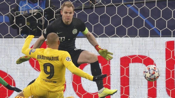 Barcelonas Martin Braithwaite scores his sides second goal during the Champions League group G soccer match between Ferencvaros and Barcelona at the Ferenc Puskas stadium in Budapest, Hungary, Wednesday, Dec. 2, 2020. (AP Photo/Laszlo Balogh)