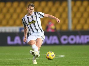 Pemain Juventus Matthijs de Light Positif Corona