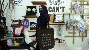Melihat Buah Karya Penyandang Disabilitas
