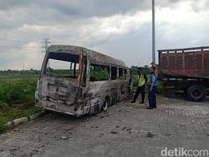 Penampakan Elf yang Terbakar di Tol Madiun-Nganjuk hingga 3 Orang Tewas