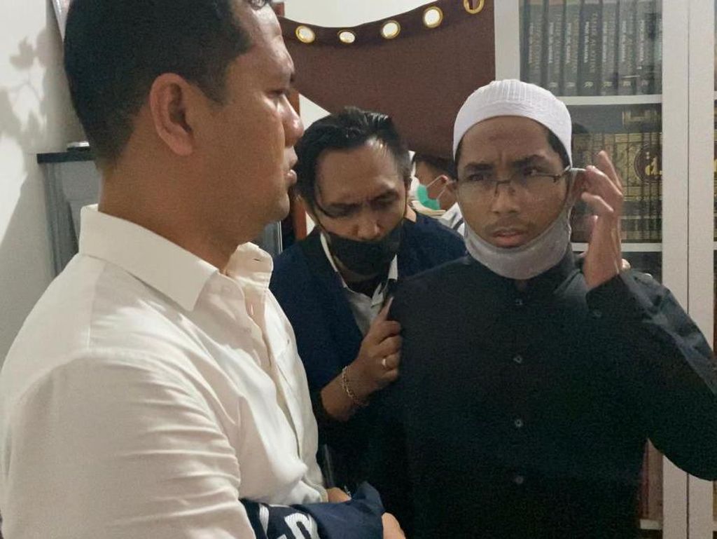 Penampakan Soni Eranata Pemilik Akun @ustadzmaaher_ Saat Ditangkap Penampakan Soni Eranata Pemilik Akun @ustadzmaaher_ Saat Ditangkap