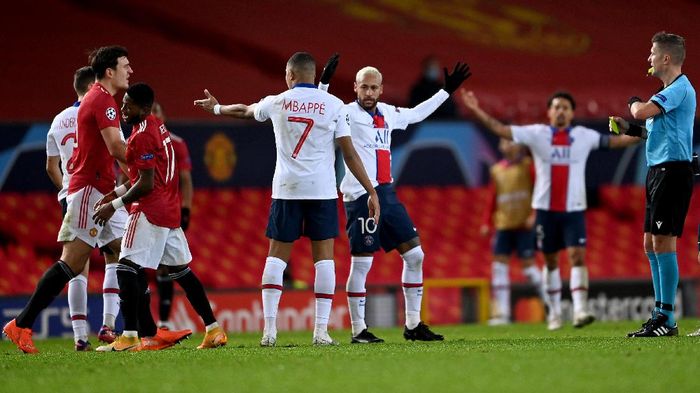MU vs PSG MANCHESTER, ENGLAND - DECEMBER 02: Fred of Manchester United(3L) is shown a second yellow card, leading to a red card by Match Referee Daniele Orsato(R) during the UEFA Champions League Group H stage match between Manchester United and Paris Saint-Germain at Old Trafford on December 02, 2020 in Manchester, England. Sporting stadiums around the UK remain under strict restrictions due to the Coronavirus Pandemic as Government social distancing laws prohibit fans inside venues resulting in games being played behind closed doors. (Photo by Laurence Griffiths/Getty Images)