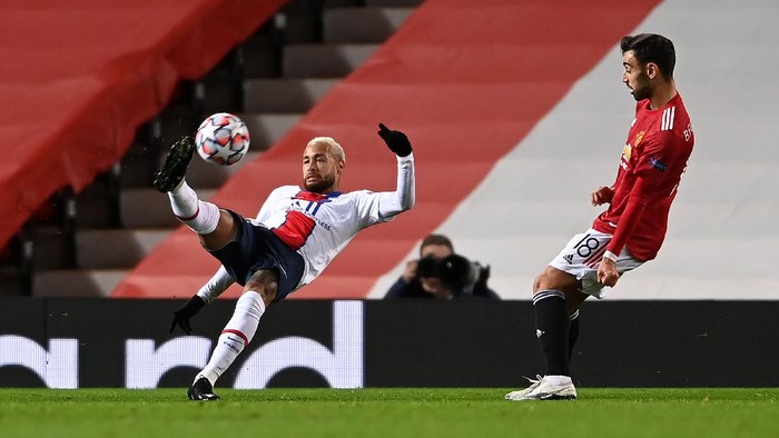 MANCHESTER, ENGLAND - DECEMBER 02: Neymar of Paris Saint Germain(L) attempts an overhead kick under pressure from Bruno Fernandes of Manchester United(R) during the UEFA Champions League Group H stage match between Manchester United and Paris Saint-Germain at Old Trafford on December 02, 2020 in Manchester, England. Sporting stadiums around the UK remain under strict restrictions due to the Coronavirus Pandemic as Government social distancing laws prohibit fans inside venues resulting in games being played behind closed doors. (Photo by Laurence Griffiths/Getty Images)