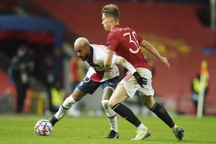 MU vs PSG PSGs Neymar, left and Manchester Uniteds Scott McTominay challenge for the ball during a Group H Champions League soccer match between Manchester United and Paris Saint Germain at the Old Trafford stadium in Manchester, England, Wednesday, Dec. 2, 2020. (AP Photo/Dave Thompson)