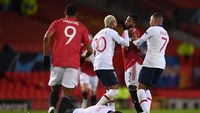 Di fase grup Liga Champions musim ini, Neymar melakukan konfrontasi kepada Fred di laga Manchester United vs Paris Saint-Germain. (Foto: Getty Images/Laurence Griffiths)