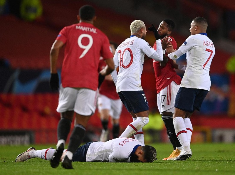 MANCHESTER, ENGLAND - DECEMBER 02: Neymar of Paris Saint Germain(2L) and Fred of Manchester United(2R) clash as Leandro Paredes of Paris Saint Germain lies on the floor during the UEFA Champions League Group H stage match between Manchester United and Paris Saint-Germain at Old Trafford on December 02, 2020 in Manchester, England. Sporting stadiums around the UK remain under strict restrictions due to the Coronavirus Pandemic as Government social distancing laws prohibit fans inside venues resulting in games being played behind closed doors. (Photo by Laurence Griffiths/Getty Images)