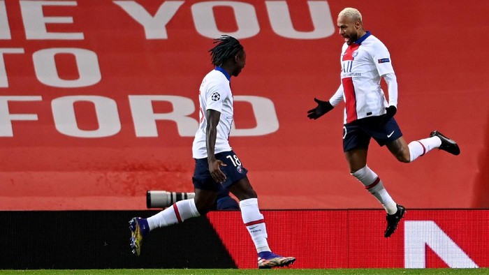 MANCHESTER, ENGLAND - DECEMBER 02: Neymar of Paris Saint Germain(R) celebrates after scoring their sides first goal with Moise Kean of Paris Saint Germain(L) during the UEFA Champions League Group H stage match between Manchester United and Paris Saint-Germain at Old Trafford on December 02, 2020 in Manchester, England. Sporting stadiums around the UK remain under strict restrictions due to the Coronavirus Pandemic as Government social distancing laws prohibit fans inside venues resulting in games being played behind closed doors. (Photo by Laurence Griffiths/Getty Images)