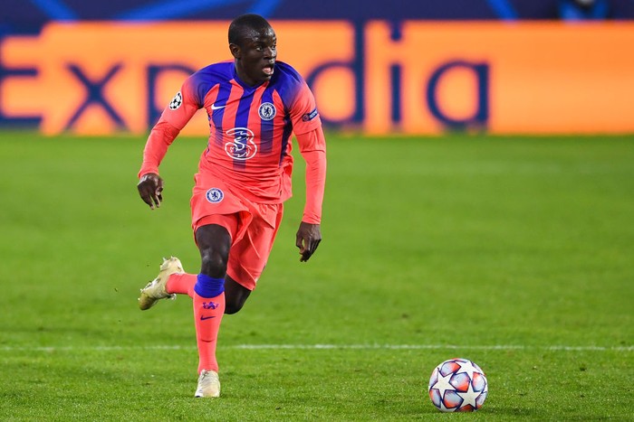 SEVILLE, SPAIN - DECEMBER 02: NGolo Kanté of Chelsea FC runs with the ball during the UEFA Champions League Group E stage match between FC Sevilla and Chelsea FC at Estadio Ramon Sanchez Pizjuan on December 02, 2020 in Seville, Spain. (Photo by David Ramos/Getty Images)