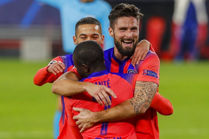 Chelseas Olivier Giroud celebrates after scoring his sides third goal with teammates during the Champions League group E soccer match between Sevilla and Chelsea at the Ramon Sanchez Pijuan stadium in Seville, Spain, Wednesday, Dec. 2, 2020. (AP Photo/Angel Fernandez)