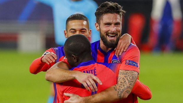 Chelsea's Olivier Giroud celebrates after scoring his side's third goal with teammates during the Champions League group E soccer match between Sevilla and Chelsea at the Ramon Sanchez Pijuan stadium in Seville, Spain, Wednesday, Dec. 2, 2020. (AP Photo/Angel Fernandez)