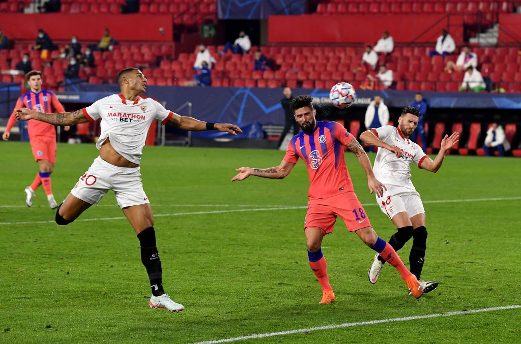 SEVILLE, SPAIN - DECEMBER 02: N'Golo Kanté of Chelsea FC runs with the ball during the UEFA Champions League Group E stage match between FC Sevilla and Chelsea FC at Estadio Ramon Sanchez Pizjuan on December 02, 2020 in Seville, Spain. (Photo by David Ramos/Getty Images)