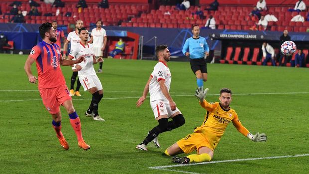 SEVILLE, SPAIN - DECEMBER 02: Olivier Giroud of Chelsea during the UEFA Champions League Group E stage match between FC Sevilla and Chelsea FC at Estadio Ramon Sanchez Pizjuan on December 02, 2020 in Seville, Spain. Sporting stadiums around Spain remain under strict restrictions due to the Coronavirus Pandemic as Government social distancing laws prohibit fans inside venues resulting in games being played behind closed doors. (Photo by David Ramos/Getty Images)
