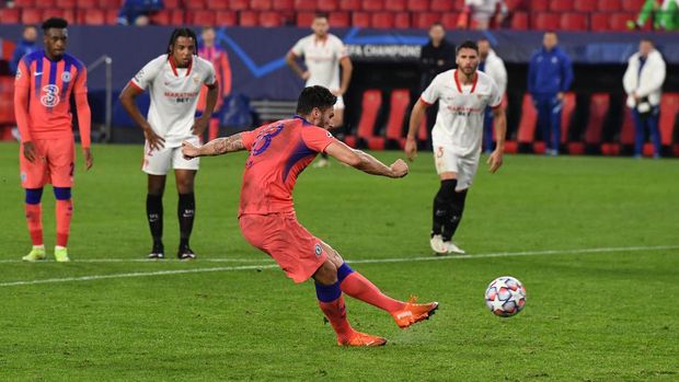SEVILLE, SPAIN - DECEMBER 02: Olivier Giroud of Chelsea scores their sides fourth goal from the penalty spot during the UEFA Champions League Group E stage match between FC Sevilla and Chelsea FC at Estadio Ramon Sanchez Pizjuan on December 02, 2020 in Seville, Spain. Sporting stadiums around Spain remain under strict restrictions due to the Coronavirus Pandemic as Government social distancing laws prohibit fans inside venues resulting in games being played behind closed doors. (Photo by David Ramos/Getty Images)