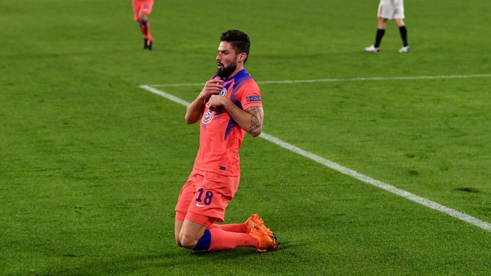 SEVILLE, SPAIN - DECEMBER 02: Olivier Giroud of Chelsea celebrates after scoring their sides second goal during the UEFA Champions League Group E stage match between FC Sevilla and Chelsea FC at Estadio Ramon Sanchez Pizjuan on December 02, 2020 in Seville, Spain. Sporting stadiums around Spain remain under strict restrictions due to the Coronavirus Pandemic as Government social distancing laws prohibit fans inside venues resulting in games being played behind closed doors. (Photo by David Ramos/Getty Images)