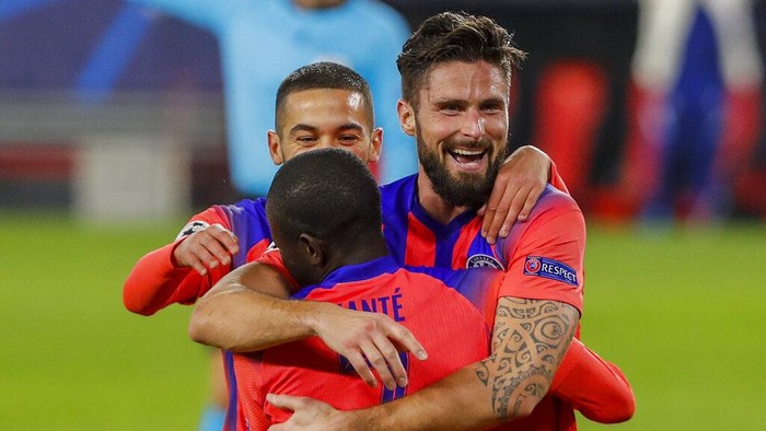 Chelseas Olivier Giroud celebrates after scoring his sides third goal with teammates during the Champions League group E soccer match between Sevilla and Chelsea at the Ramon Sanchez Pijuan stadium in Seville, Spain, Wednesday, Dec. 2, 2020. (AP Photo/Angel Fernandez)