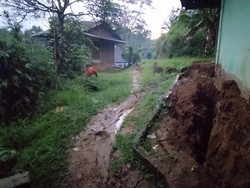 Longsor di Cianjur, Puluhan Rumah Terancam-104 Warga Mengungsi