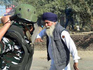 Foto Pria Tua yang Dipukul Polisi India Jadi Viral, Mengapa?