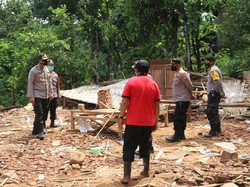 Hujan Disertai Angin Kencang Robohkan Sebuah Rumah di Ngawi