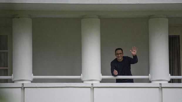 Gubernur DKI Jakarta Anies Baswedan melambaikan tangan saat menjalani isolasi di rumah dinasnya di Menteng, Jakarta Pusat, Kamis (3/12/2020). Anies Baswedan terkonfirmasi positif COVID-19 sejak Selasa (1/12) setelah melakukan tes usap PCR pada Senin (30/11) dan saat ini menjalani isolasi mandiri tanpa didampingi keluarga. ANTARA FOTO/Aditya Pradana Putra/wsj.