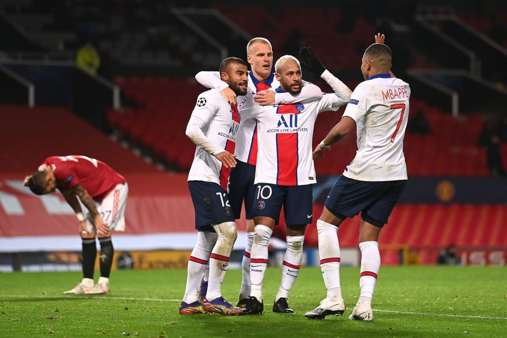 MANCHESTER, ENGLAND - DECEMBER 02: Neymar of Paris Saint-Germain celebrates with team mates Rafinha (L) ,Mitchel Bakker (2L) and Kylian Mbappe (R) after scoring their sides third goal during the UEFA Champions League Group H stage match between Manchester United and Paris Saint-Germain at Old Trafford on December 02, 2020 in Manchester, England. Sporting stadiums around the UK remain under strict restrictions due to the Coronavirus Pandemic as Government social distancing laws prohibit fans inside venues resulting in games being played behind closed doors. (Photo by Laurence Griffiths/Getty Images)