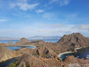 Mendaki Ratusan Anak Tangga demi Pemandangan Indah dari Puncak Pulau Padar Mendaki Ratusan Anak Tangga demi Pemandangan Indah dari Puncak Pulau Padar