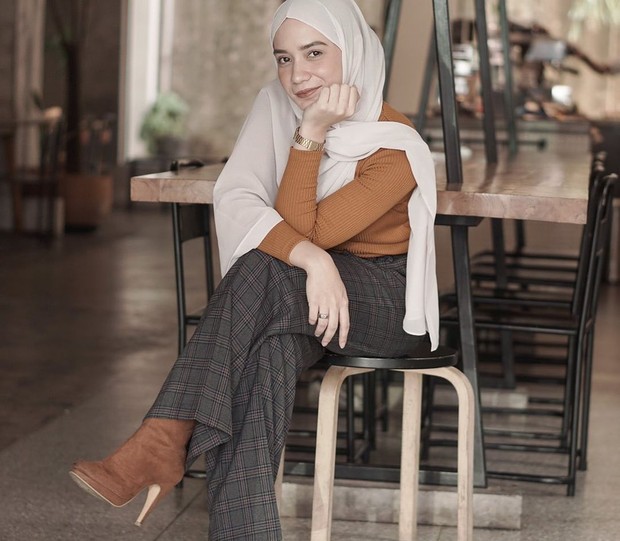 4 Gaya Hijab Simple ala Putri Anne, Istri Arya Saloka