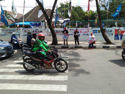 Relawan Bobby Bagi Brosur di Depan Posko Aman, Tim Akhyar: Itu Kalang Kabut