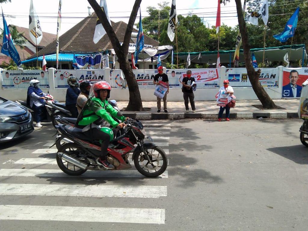 Relawan Bobby Bagi Brosur di Depan Posko Aman, Tim Akhyar: Itu Kalang Kabut Relawan Bobby Bagi Brosur di Depan Posko Aman, Tim Akhyar: Itu Kalang Kabut