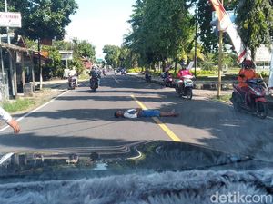 Aksi Remaja Pangandaran Rebahan di Tengah Jalan Kejutkan Pengendara