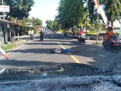Aksi Remaja Pangandaran Rebahan di Tengah Jalan Kejutkan Pengendara