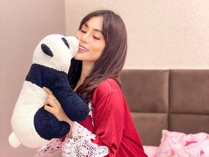 7 Potret Resty Novita yang Pernah Beri Tips Malam Jumat Buat Pria