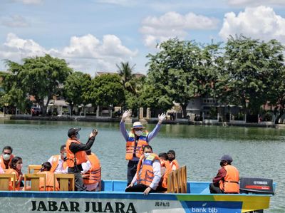 Foto: Ridwan Kamil dan Perahu Wisata Situ Rawa Besar