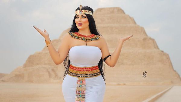 8 Foto Model Mesir yang Ditangkap karena Pemotretan Vulgar di Piramida