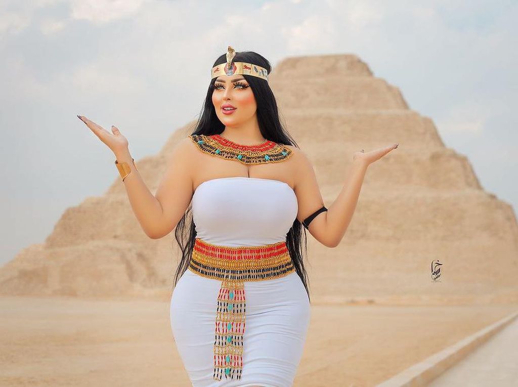Foto: Model Seksi yang Nodai Kesakralan Piramida Mesir Foto: Model Seksi yang Nodai Kesakralan Piramida Mesir