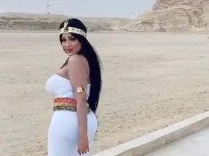 Lakukan Pemotretan Seksi Tanpa Izin di Piramida Mesir, Model Ini Ditangkap Lakukan Pemotretan Seksi Tanpa Izin di Piramida Mesir, Model Ini Ditangkap