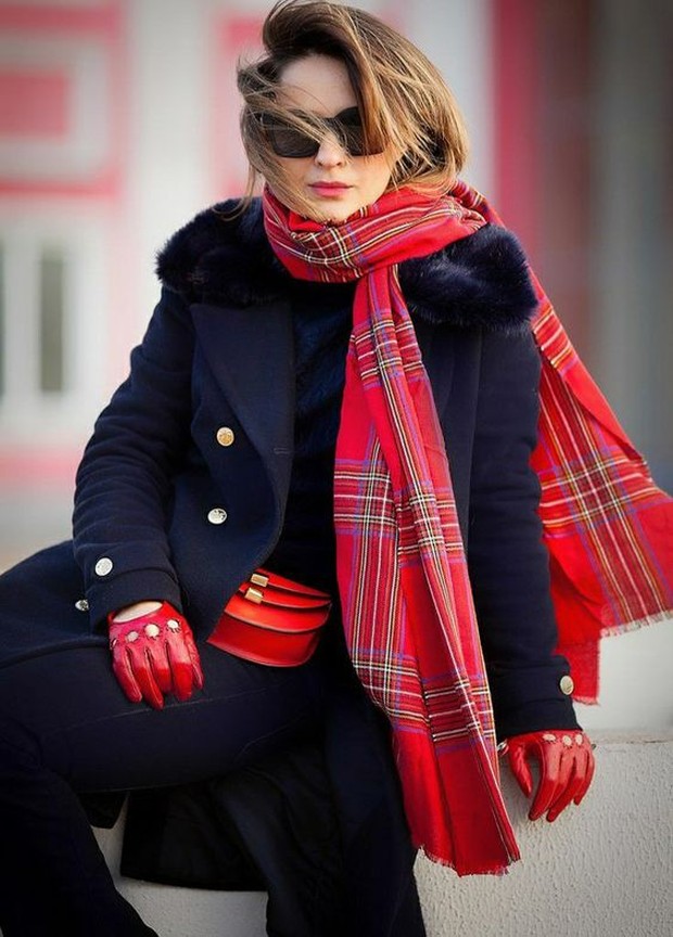 Scarf tartan bisa jadi pelengkap OOTD mu