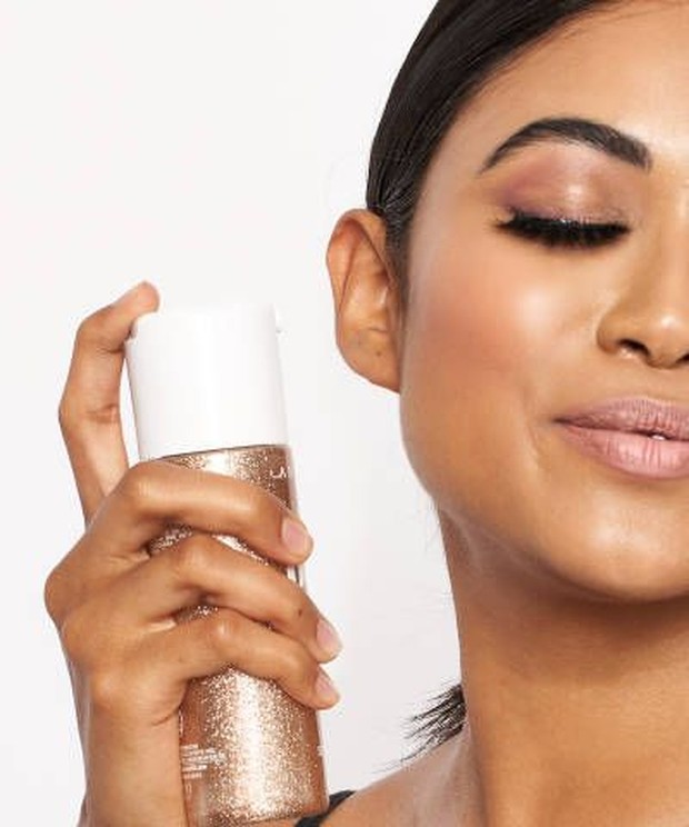 Menggunakan setting spray supaya makeup tidak tergeser dan tahan lama.